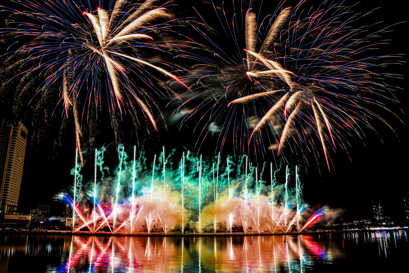 Màu sắc pháo được phối hợp tinh tế, chuyển sắc mượt mà theo nhịp điệu các bản nhạc. Màu sắc pháo được phối hợp tinh tế, chuyển sắc mượt mà theo nhịp điệu các bản nhạc.