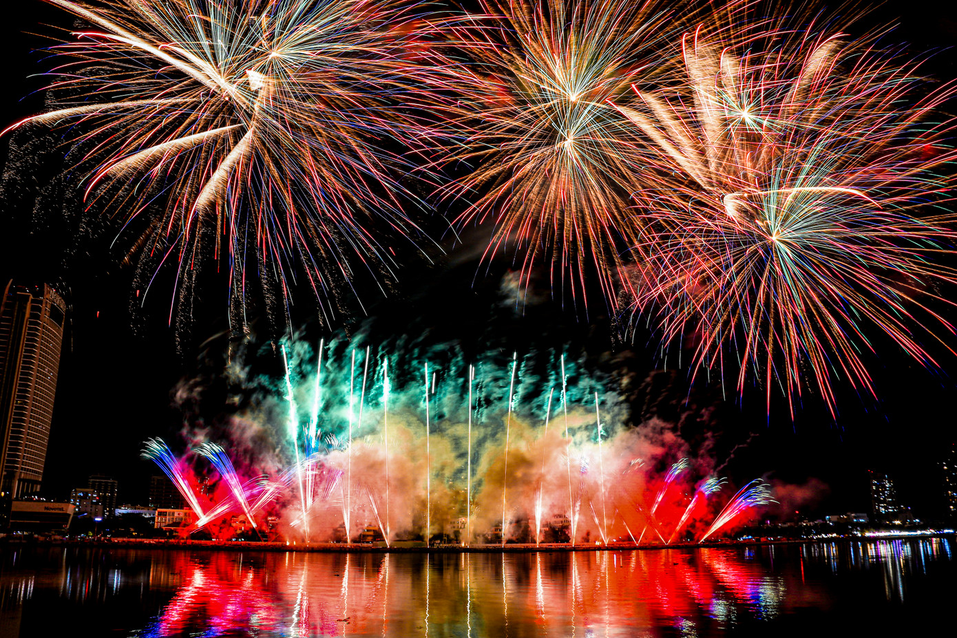 Màn trình diễn pháo hoa rực rỡ sắc màu của đội Canada. Màn trình diễn pháo hoa rực rỡ sắc màu của đội Canada.