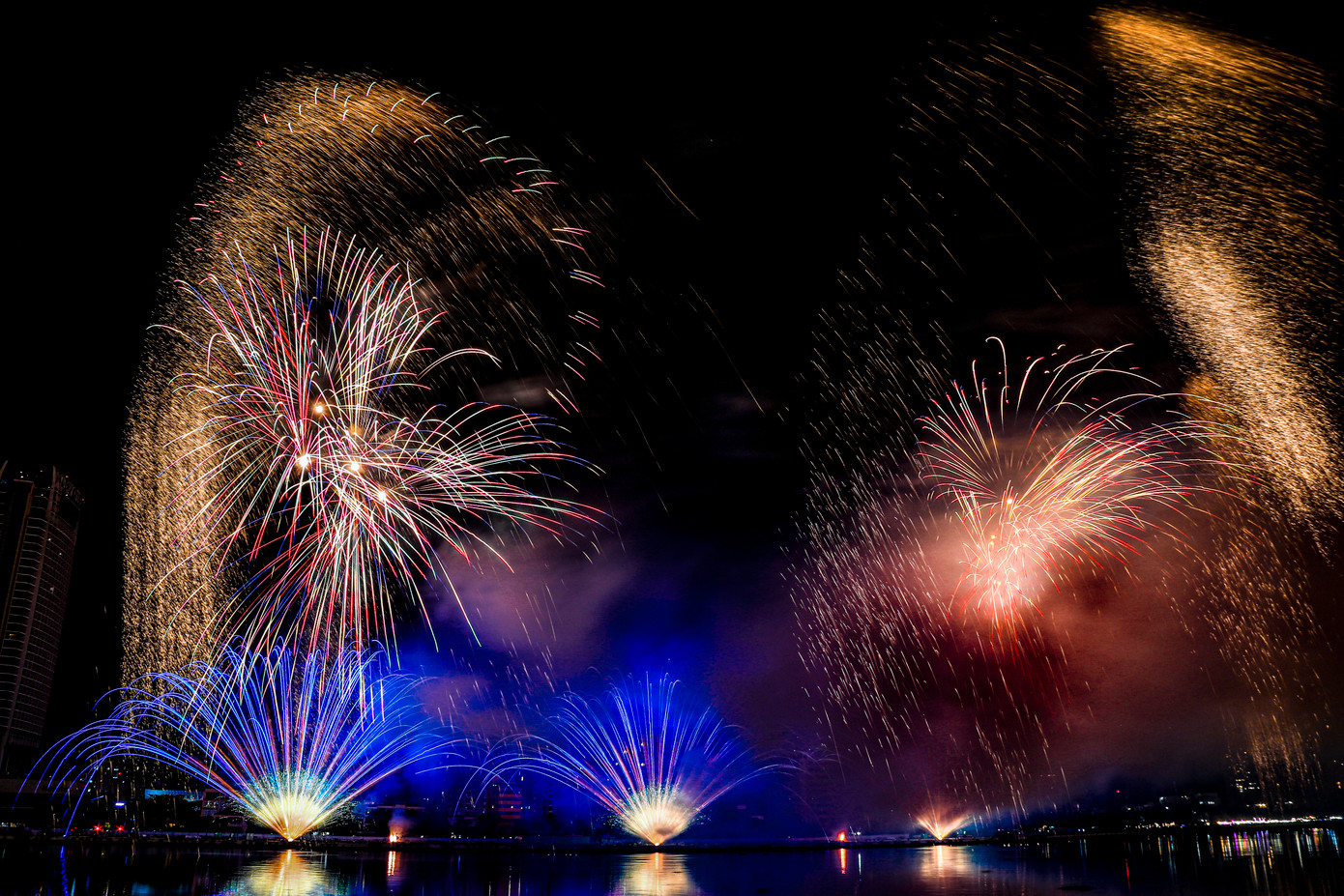 Những chùm pháo hoa rực rỡ. Những chùm pháo hoa rực rỡ.