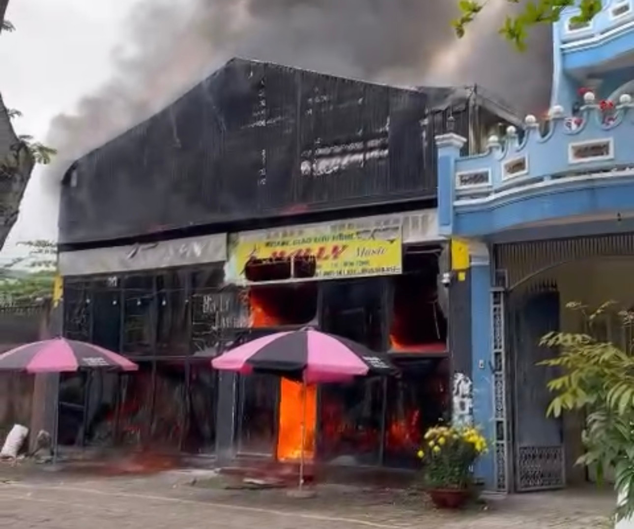 Phòng trà bốc cháy dữ dội sáng 27/2.