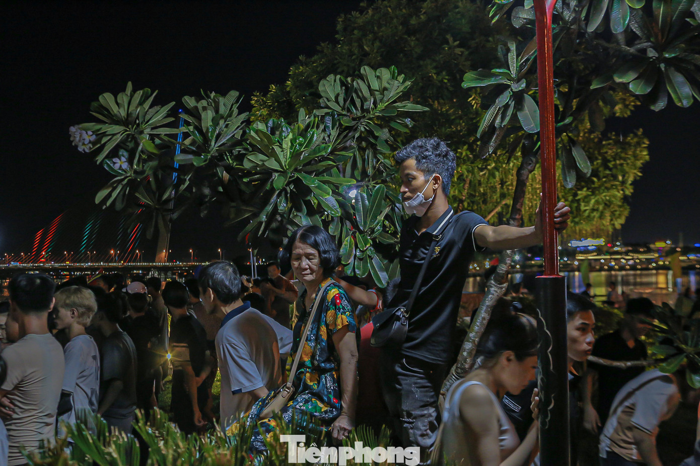 Để có thể xem rõ các đội thi đấu nhiều người đã trèo lên các vị trí cao hơn.