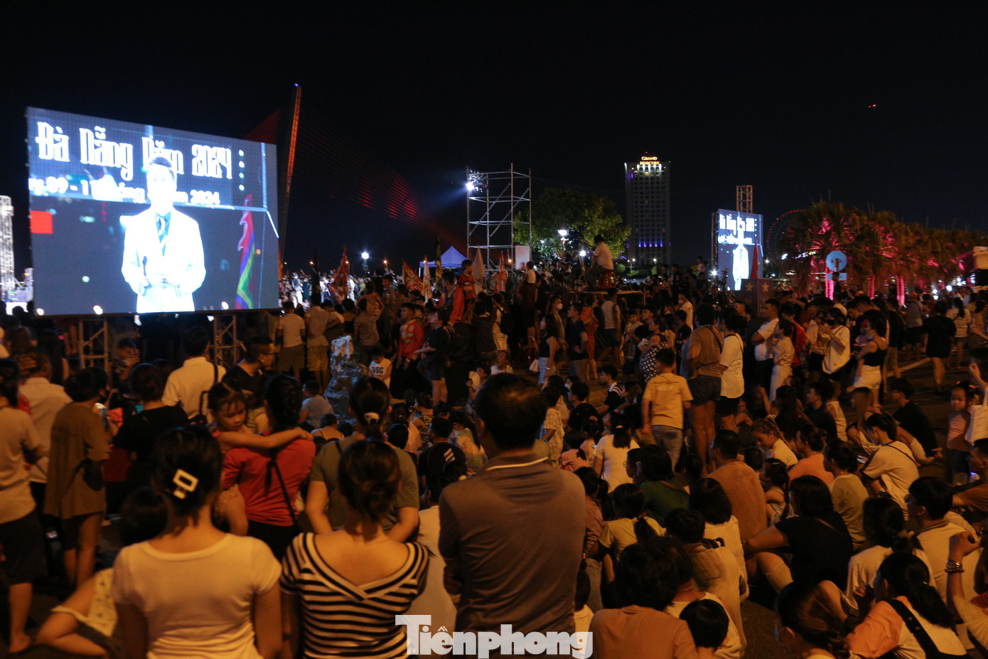 Nhiều người đến muộn phải xem múa lân qua màn hình led lớn được đặt phía trước cổng.