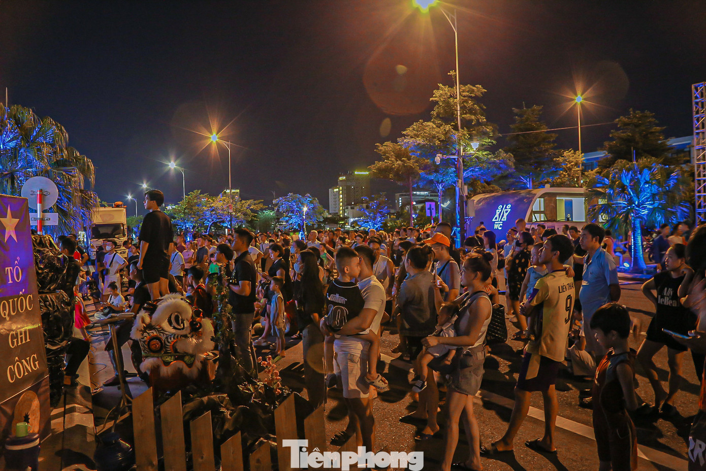 Các tuyến đường quanh khu vực phố đi bộ Bạch Đằng đều chật kín người từ rất sớm.