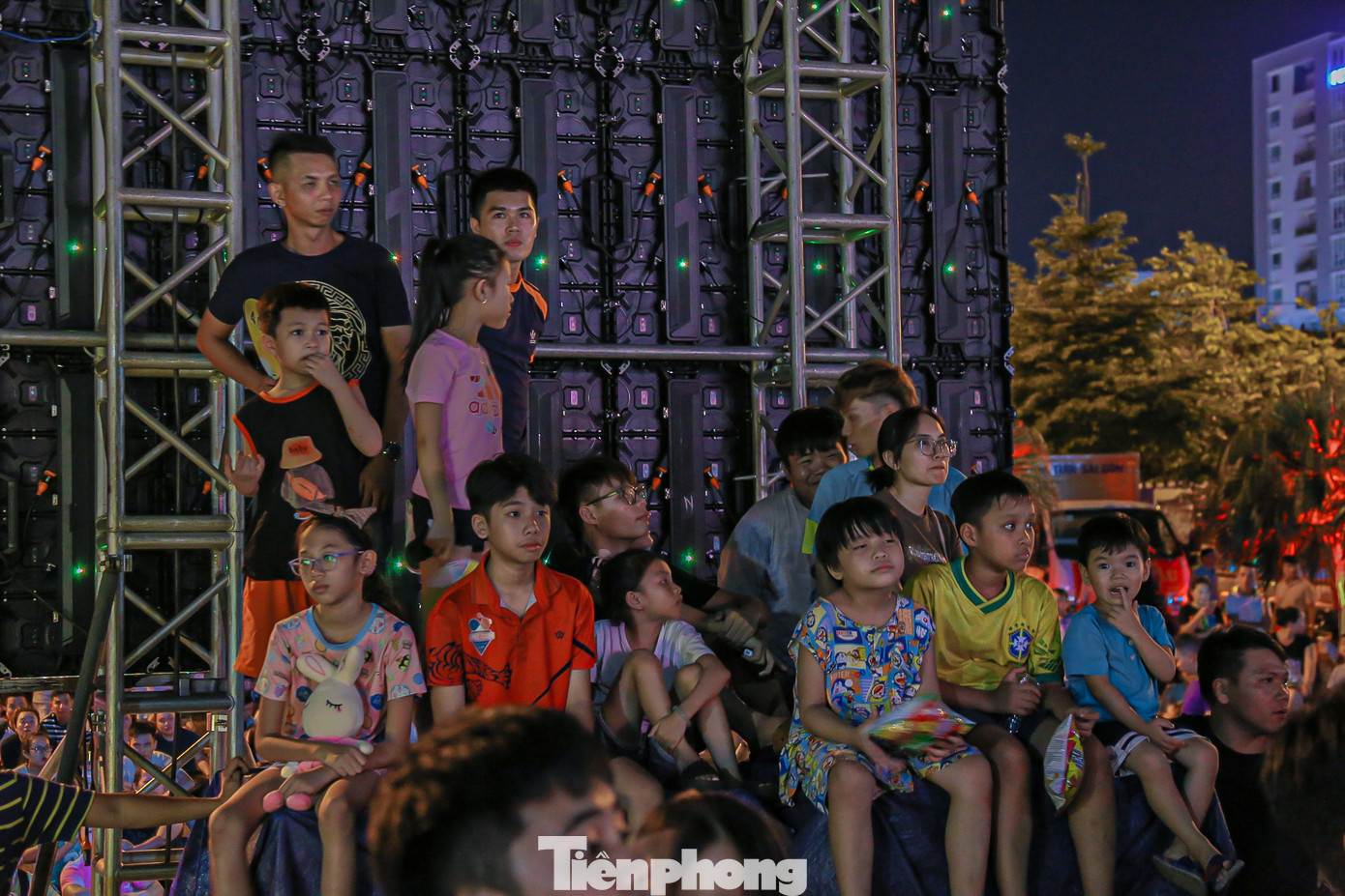 Để có thể xem rõ các đội thi đấu nhiều người đã trèo lên các vị trí cao hơn.