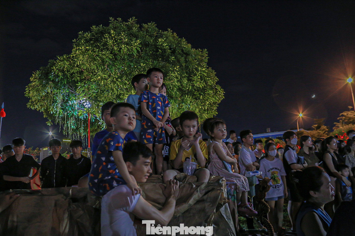 Các em nhỏ rất hào hứng, thích thú khi được bố mẹ đưa đi xem múa lân.