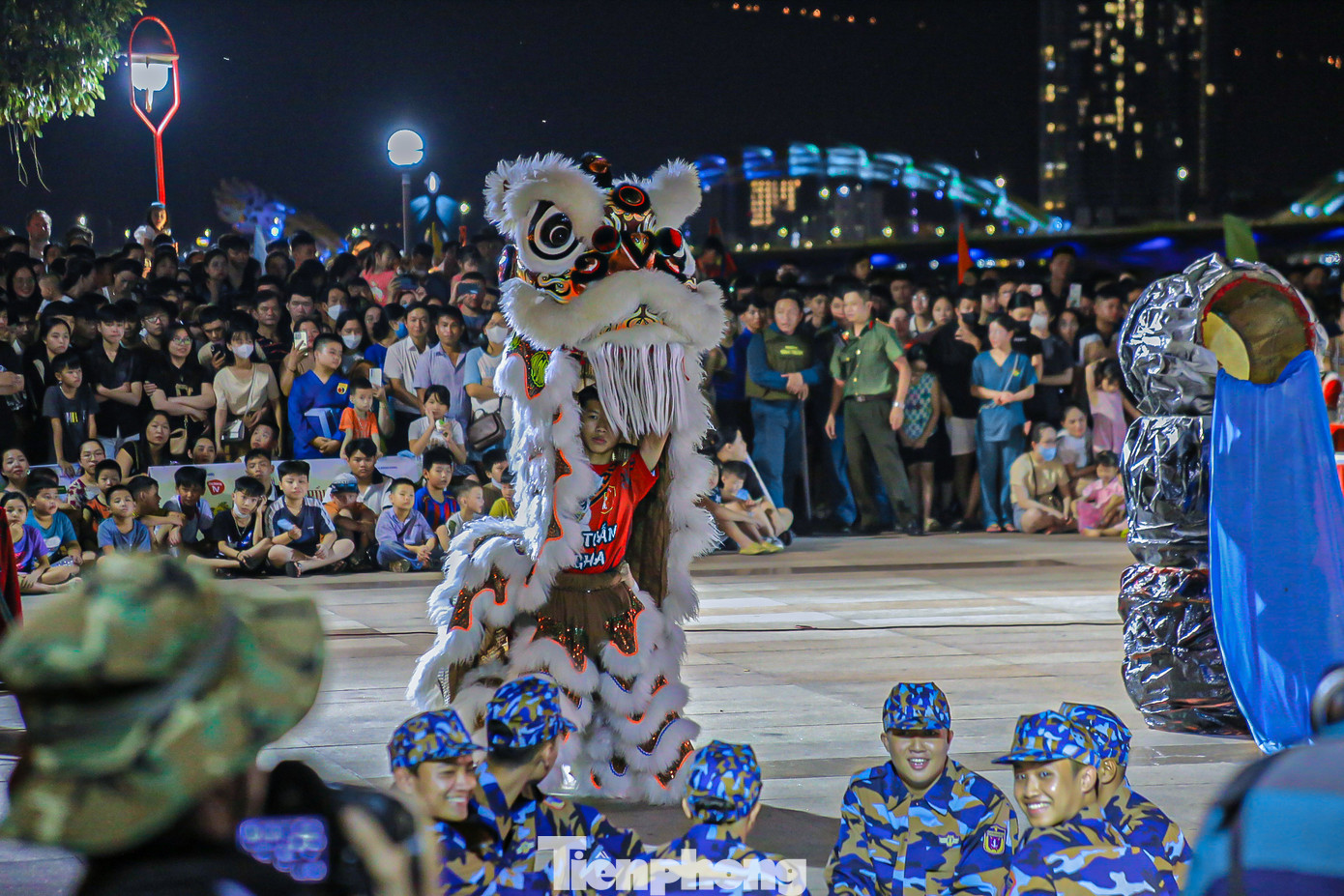 Các đội Lân Sư Rồng đến từ các tỉnh thành trình diễn nhiều tiết mục hay khiến nhiều người trầm trồ.