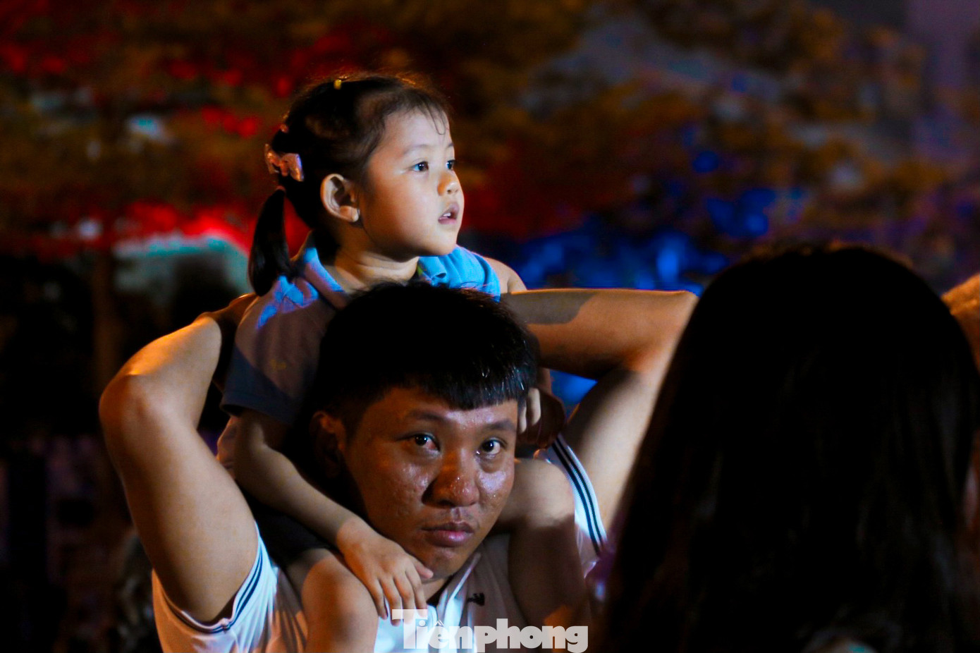 Anh Nguyễn Quân (trú quận Thanh Khê) cho biết: “Con tôi rất thích xem múa lân, những ngày này tối nào trong xóm cũng nghe tiếng trống nên chúng háo hức. Nghe tin tối nay có các đội thi đấu tôi liền chở gia đình mình đi xem, tiện thể đi dạo phố dịp cuối tuần”, anh Quân nói.