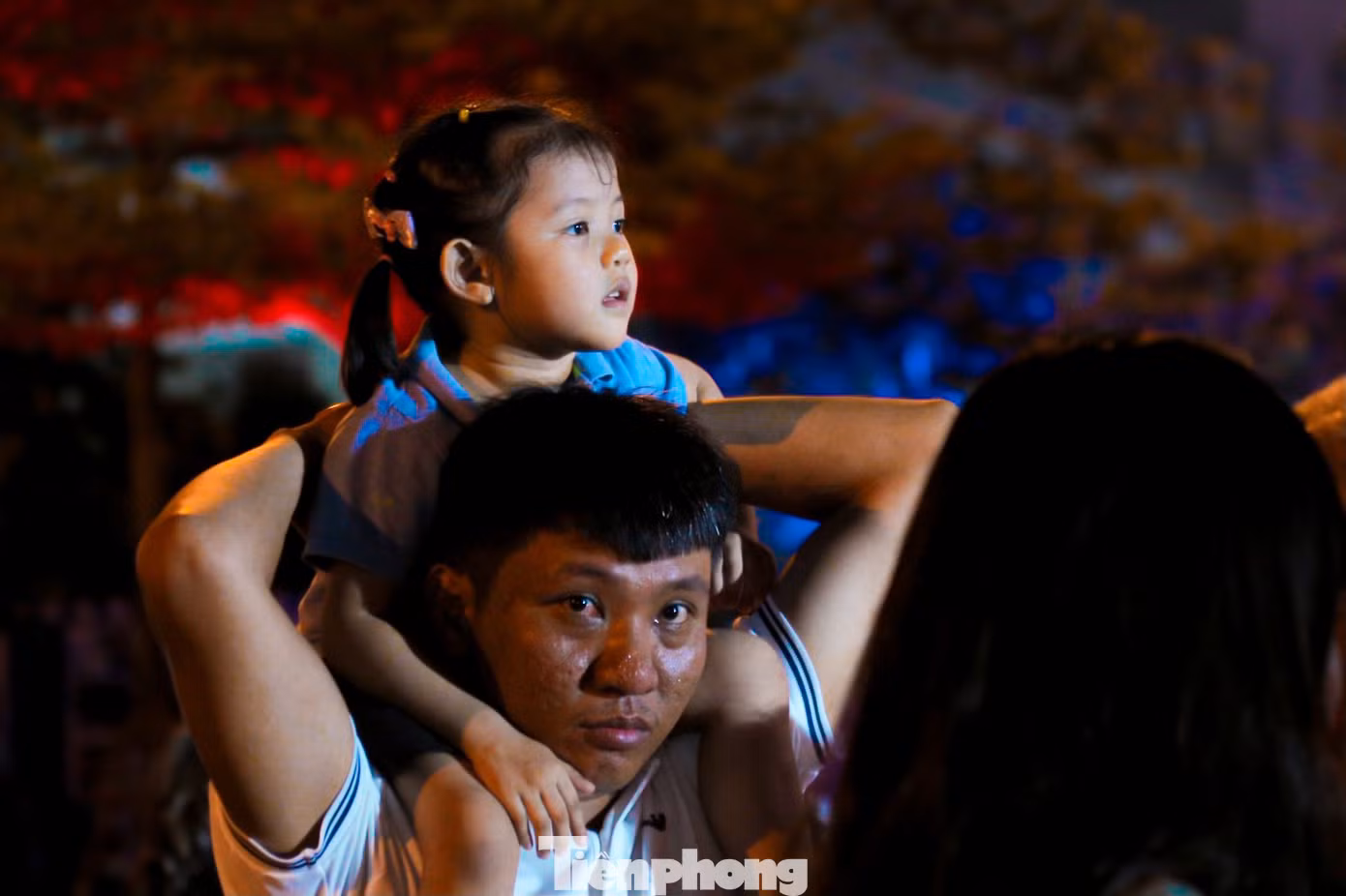 Anh Nguyễn Quân (trú quận Thanh Khê) cho biết: “Con tôi rất thích xem múa lân, những ngày này tối nào trong xóm cũng nghe tiếng trống nên chúng háo hức. Nghe tin tối nay có các đội thi đấu tôi liền chở gia đình mình đi xem, tiện thể đi dạo phố dịp cuối tuần”, anh Quân nói. Anh Nguyễn Quân (trú quận Thanh Khê) cho biết: “Con tôi rất thích xem múa lân, những ngày này tối nào trong xóm cũng nghe tiếng trống nên chúng háo hức. Nghe tin tối nay có các đội thi đấu tôi liền chở gia đình mình đi xem, tiện thể đi dạo phố dịp cuối tuần”, anh Quân nói.