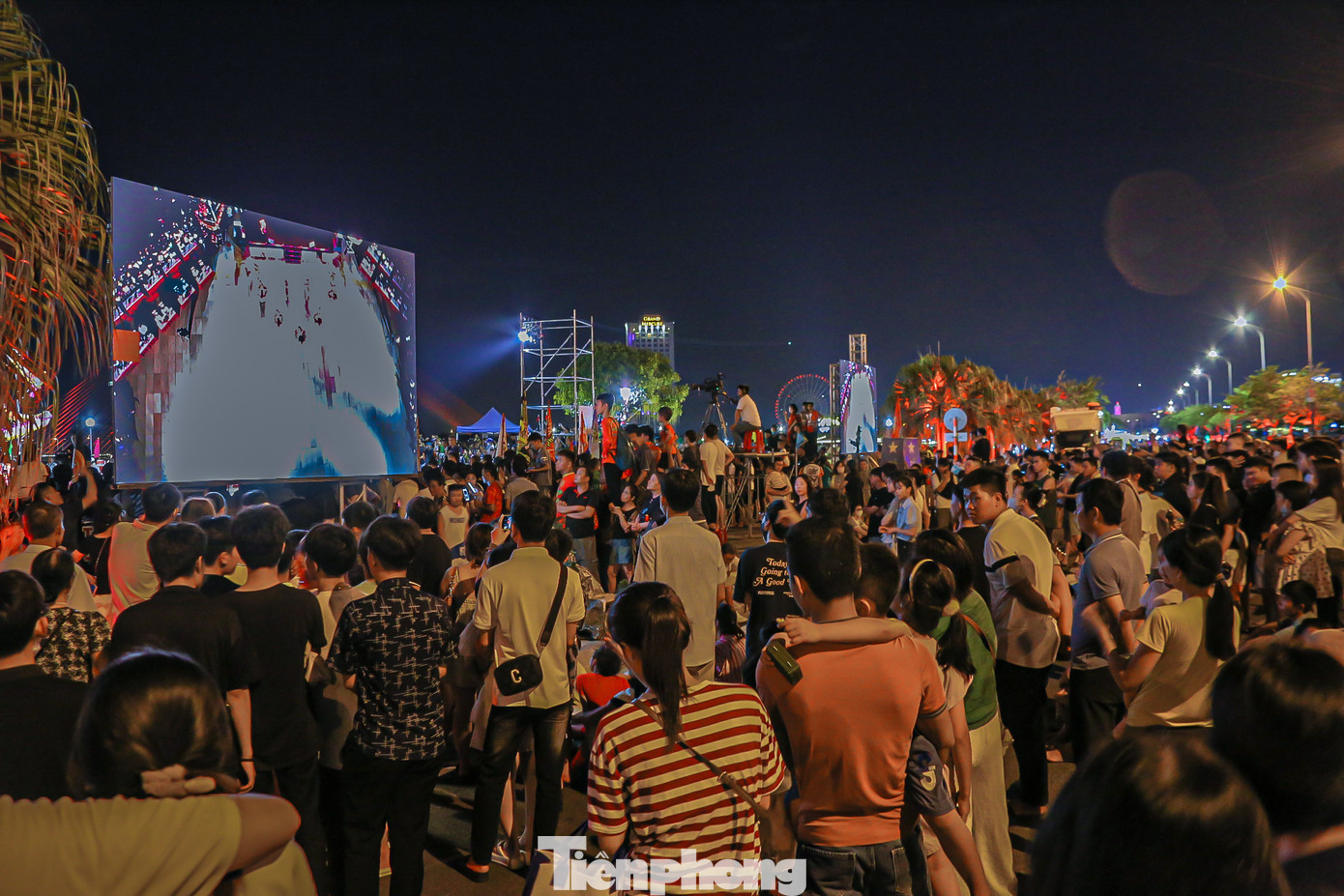 Nhiều người đến muộn phải xem múa lân qua màn hình led lớn được đặt phía trước cổng.
