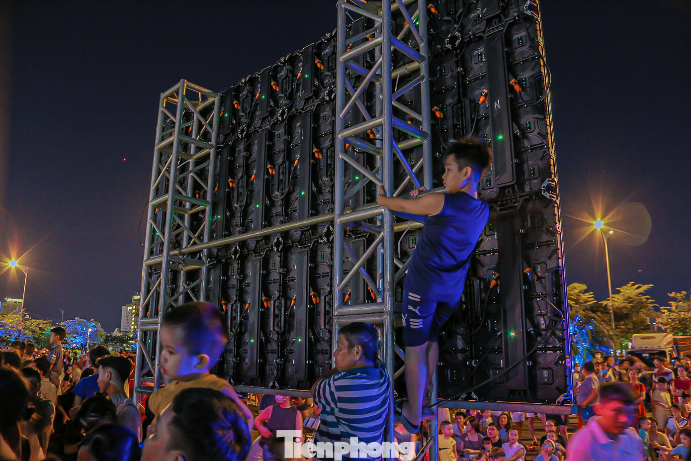 Để có thể xem rõ các đội thi đấu nhiều người đã trèo lên các vị trí cao hơn.