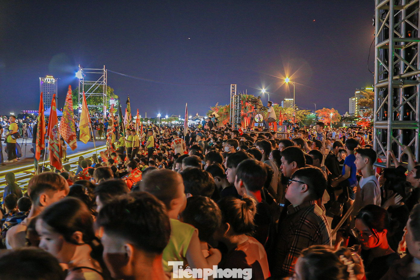 Ghi nhận của Tiền Phong, tối 9/8, hàng nghìn người dân, du khách đổ về chật kín các con đường quanh khu vực phố đi bộ Bạch Đằng để xem lễ hội Lân Sư Rồng Hải Châu Đà Nẵng năm 2024.
