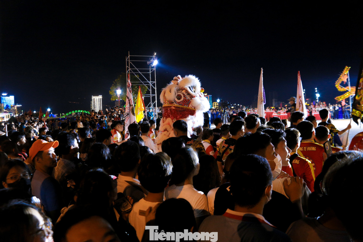 Có mặt ở phố đi bộ từ sớm, chị Trần Thi (quận Cẩm Lệ) cho hay mặc dù còn hơn một tháng nữa mới tới Trung thu nhưng giờ đã được xem các đội thi đấu sớm. “Hôm nay các đội đã trình diễn những kỹ thuật múa rất điêu luyện, nhiều pha nhào lộn đẹp mắt. Tiết mục thi đấu của các đội đều xuất sắc khiến tôi không thể rời mắt một phút nào”, chị Thi chia sẻ.