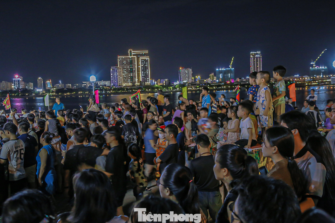 Các tuyến đường quanh khu vực phố đi bộ Bạch Đằng đều chật kín người từ rất sớm.