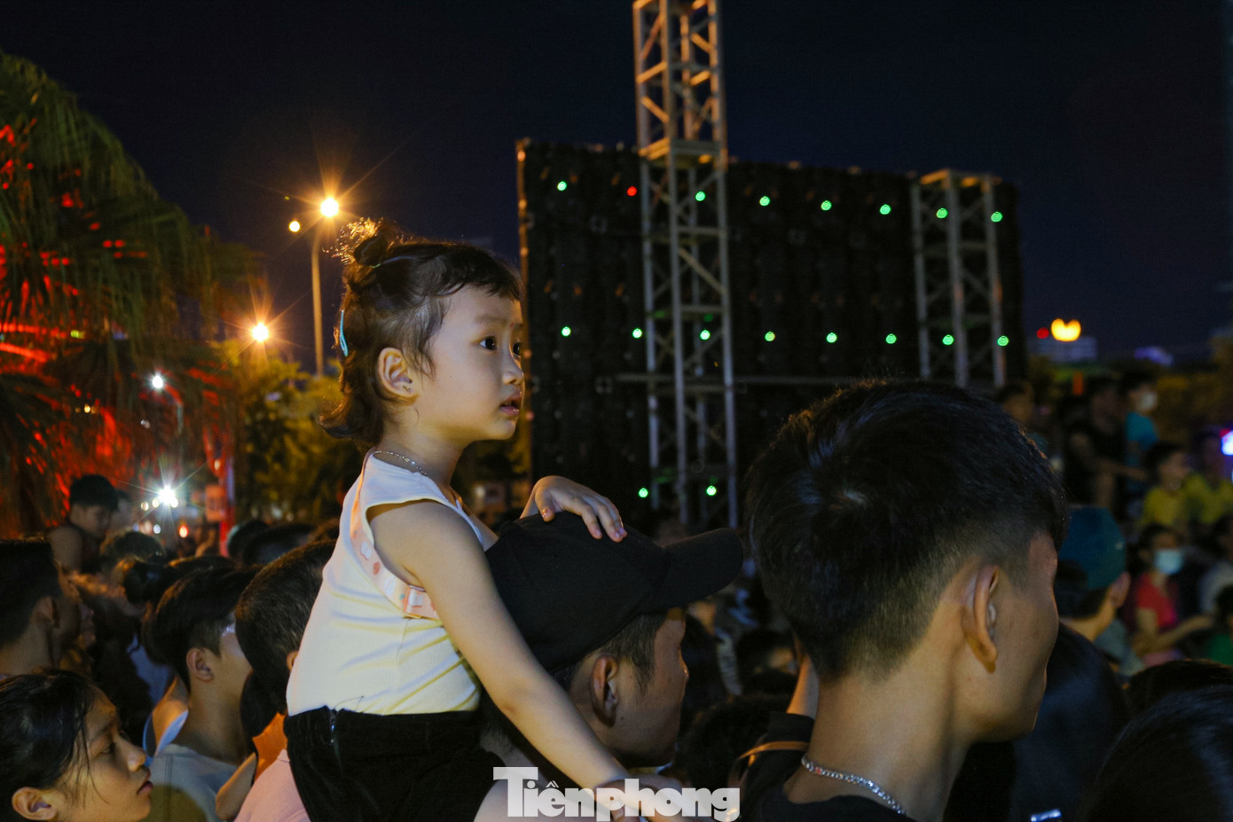 Các em nhỏ rất hào hứng, thích thú khi được bố mẹ đưa đi xem múa lân.