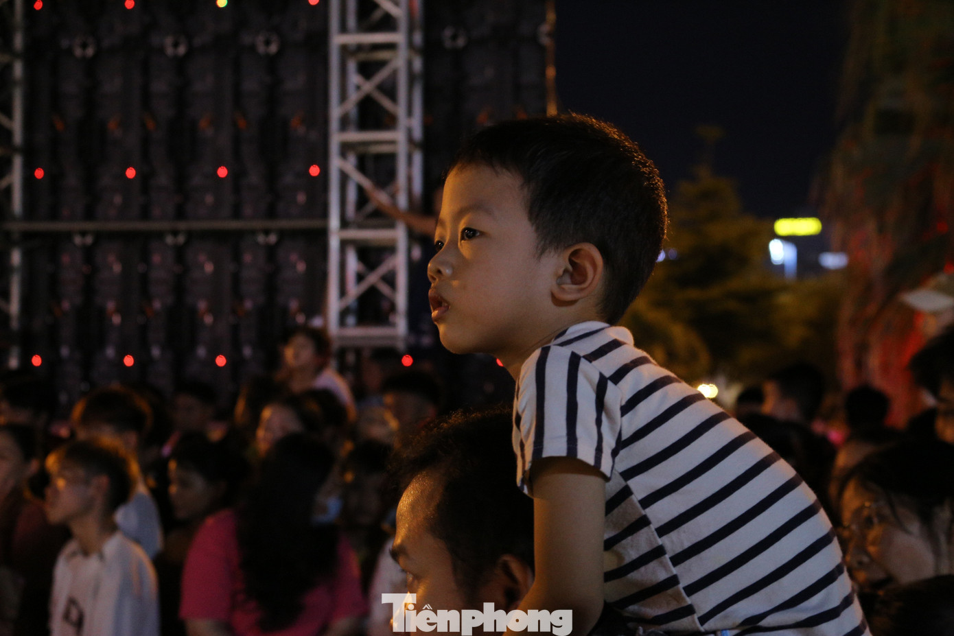 Các em nhỏ rất hào hứng, thích thú khi được bố mẹ đưa đi xem múa lân.