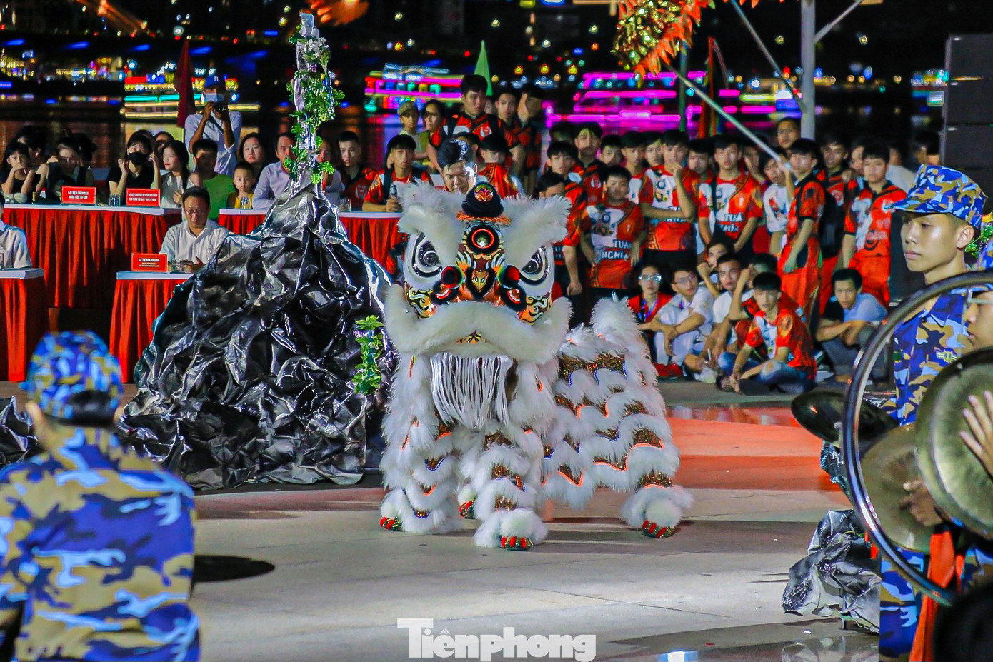 Các đội Lân Sư Rồng đến từ các tỉnh thành trình diễn nhiều tiết mục hay khiến nhiều người trầm trồ.