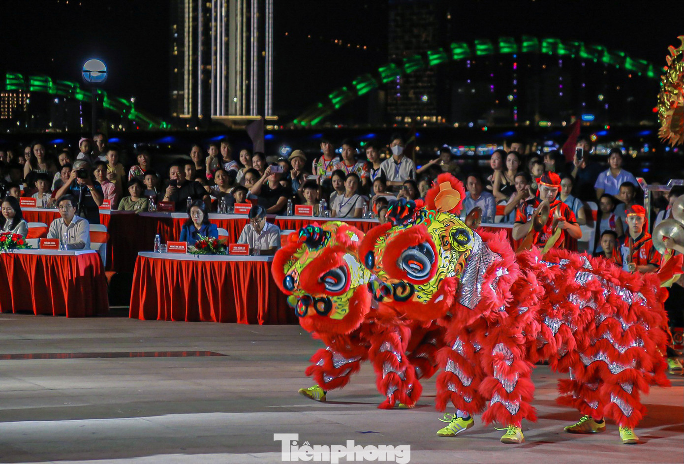 Các đội Lân Sư Rồng đến từ các tỉnh thành trình diễn nhiều tiết mục hay khiến nhiều người trầm trồ.