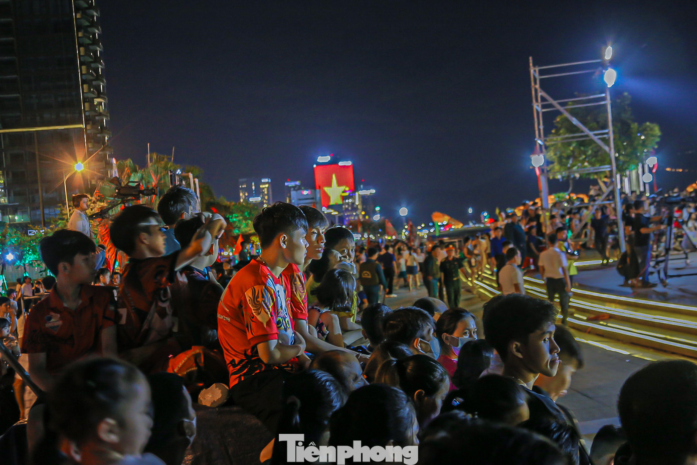 Dòng người chen chân, chờ đợi để được xem các đội Lân thi đấu.