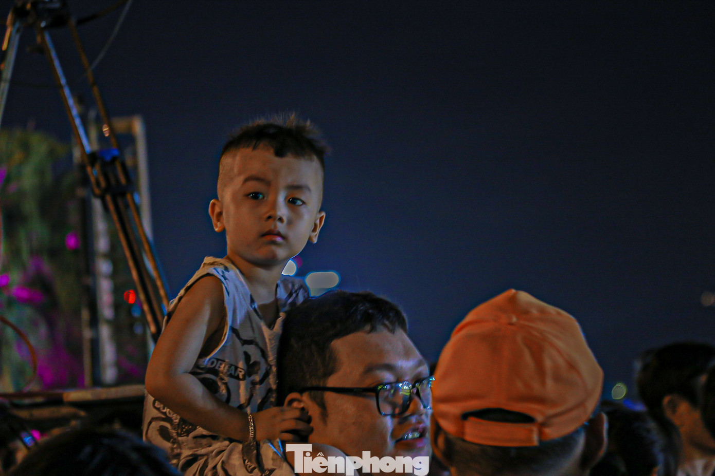 Các em nhỏ rất hào hứng, thích thú khi được bố mẹ đưa đi xem múa lân.