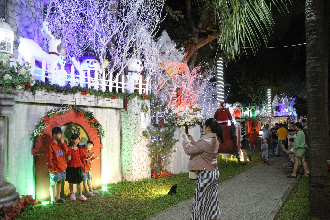 Nhiều em nhỏ thích thú tạo dáng chụp ảnh.