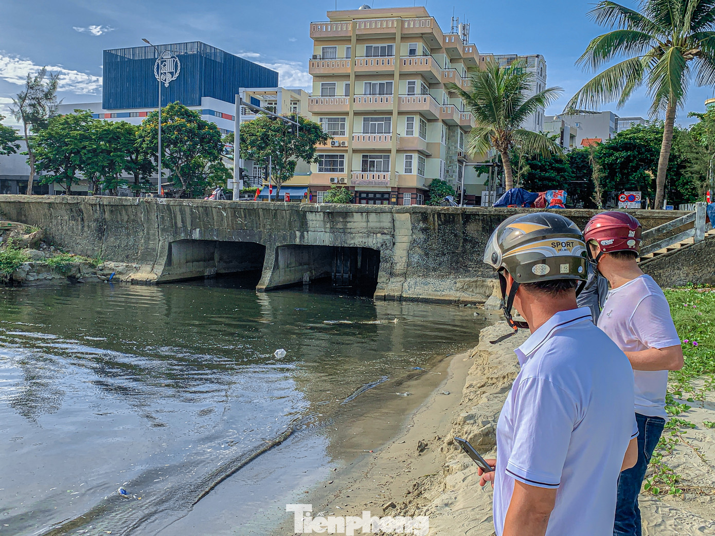 Theo người dân sống tại đây, cống xả thải này đổ thẳng ra biển nên việc cá chết ngay dưới cống sẽ khiến môi trường biển bị ảnh hưởng rất nhiều. Người dân, du khách khi đi ngang qua phải bịt kín mũi vì mùi hôi thối.