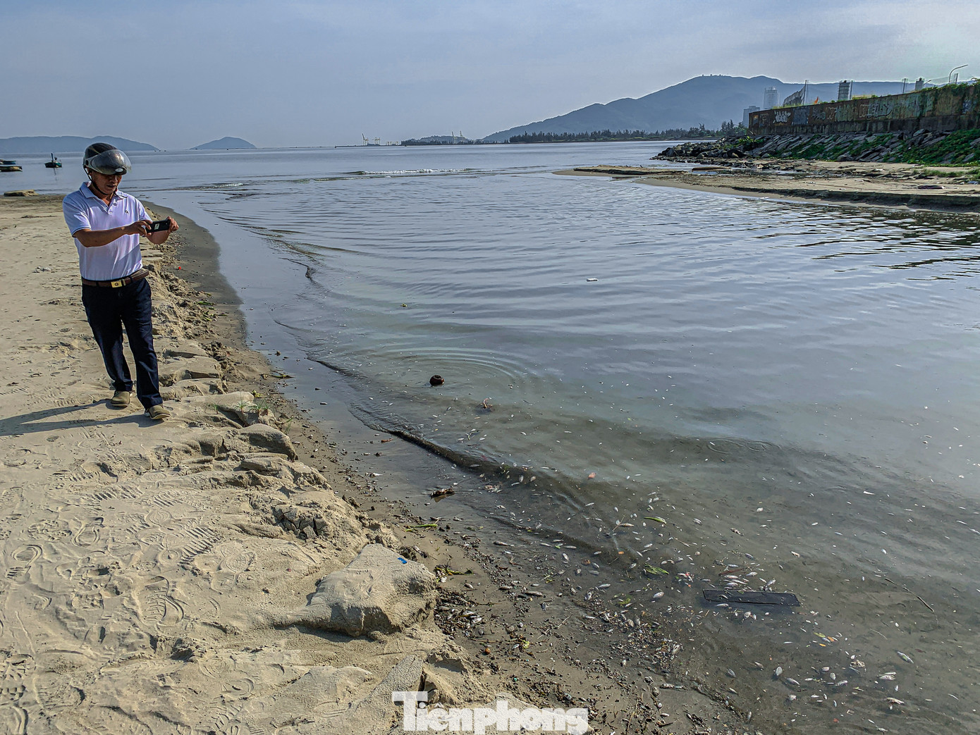 Theo người dân sống tại đây, cống xả thải này đổ thẳng ra biển nên việc cá chết ngay dưới cống sẽ khiến môi trường biển bị ảnh hưởng rất nhiều. Người dân, du khách khi đi ngang qua phải bịt kín mũi vì mùi hôi thối.
