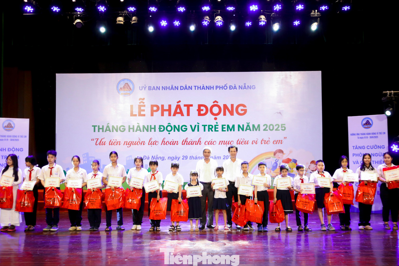 Hàng trăm phần quà trao tặng cho các em thiếu nhi có hoàn cảnh đặc biệt khó khăn