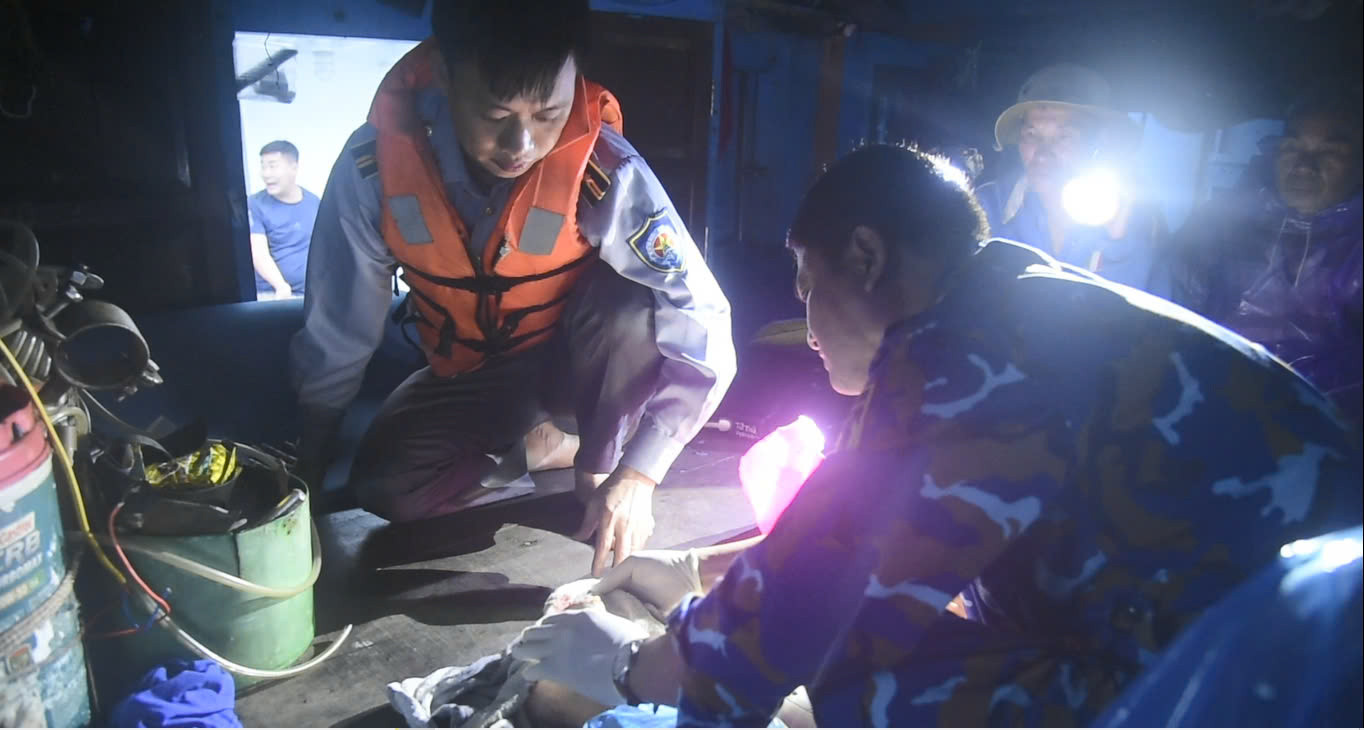 Ông Nguyễn Xanh được tàu 313 Vùng 3 Hải quân cấp cứu kịp thời. Ông Nguyễn Xanh được tàu 313 Vùng 3 Hải quân cấp cứu kịp thời.