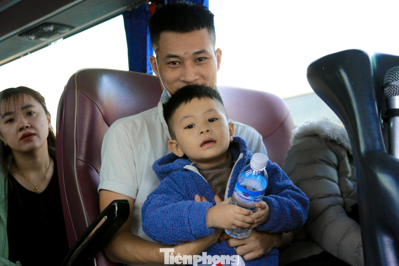 Nhiều gia đình xúc động khi nhận được sự quan tâm từ LĐLĐ thành phố Đà Nẵng, giúp họ trở về quê sum vầy sau 1 năm làm việc. Nhiều gia đình xúc động khi nhận được sự quan tâm từ LĐLĐ thành phố Đà Nẵng, giúp họ trở về quê sum vầy sau 1 năm làm việc.