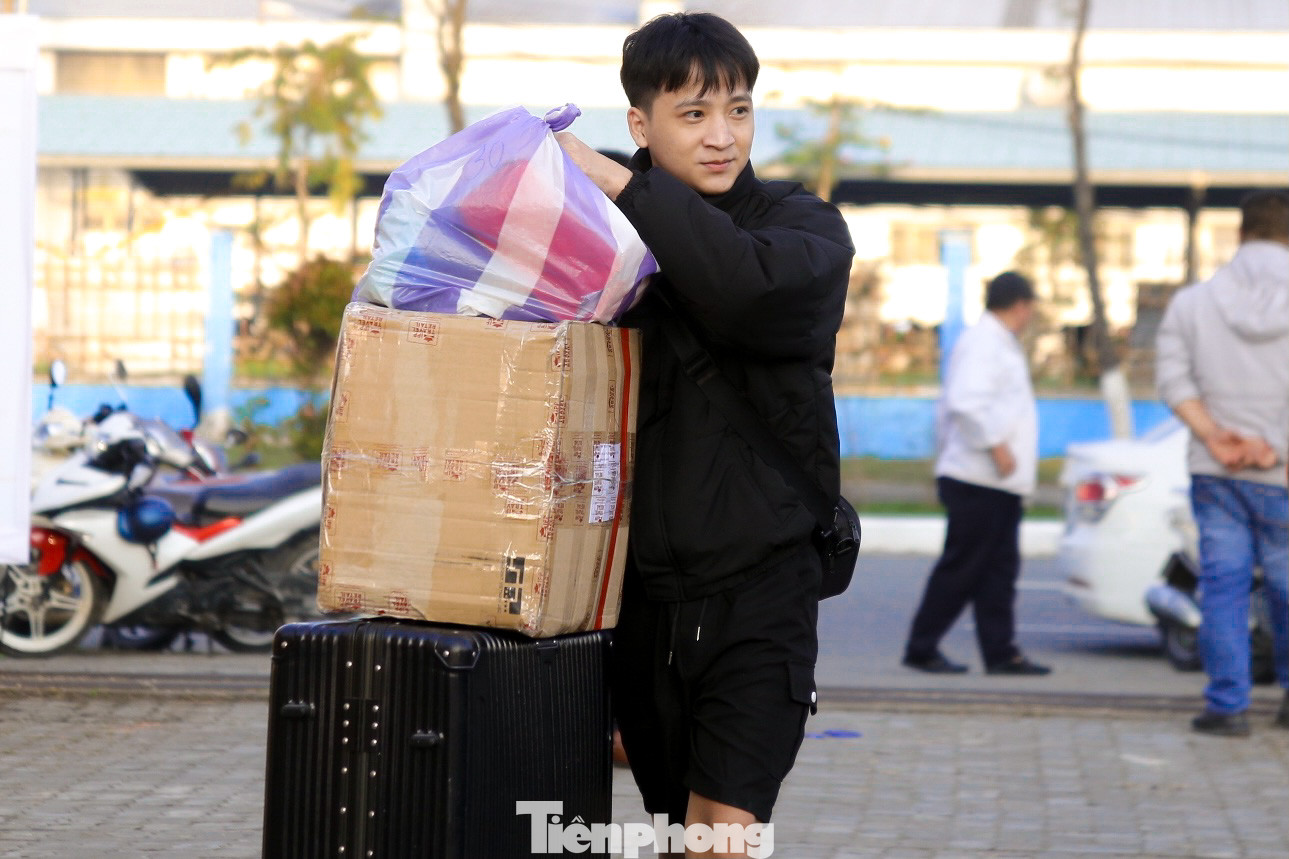 Sáng sớm 24/1, đông đảo người lao động tay xách nách mang đồ đạc đến khu vực xe để về quê. Sáng sớm 24/1, đông đảo người lao động tay xách nách mang đồ đạc đến khu vực xe để về quê.
