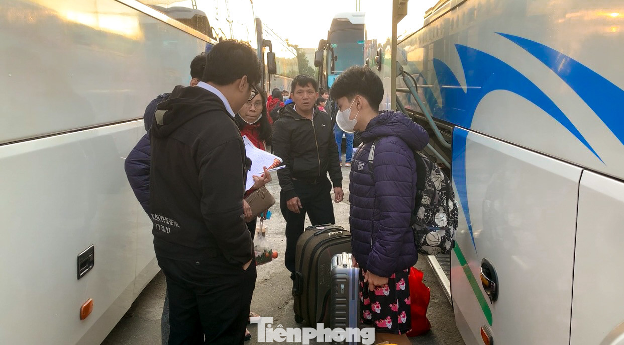 Người lao động tất bật lên xe để về quê ăn Tết. Người lao động tất bật lên xe để về quê ăn Tết.