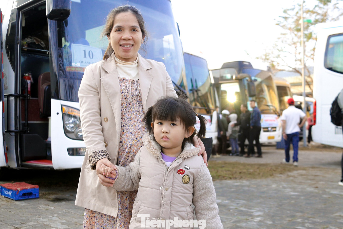 Nhiều gia đình xúc động khi nhận được sự quan tâm từ LĐLĐ thành phố Đà Nẵng, giúp họ trở về quê sum vầy sau 1 năm làm việc. Nhiều gia đình xúc động khi nhận được sự quan tâm từ LĐLĐ thành phố Đà Nẵng, giúp họ trở về quê sum vầy sau 1 năm làm việc.