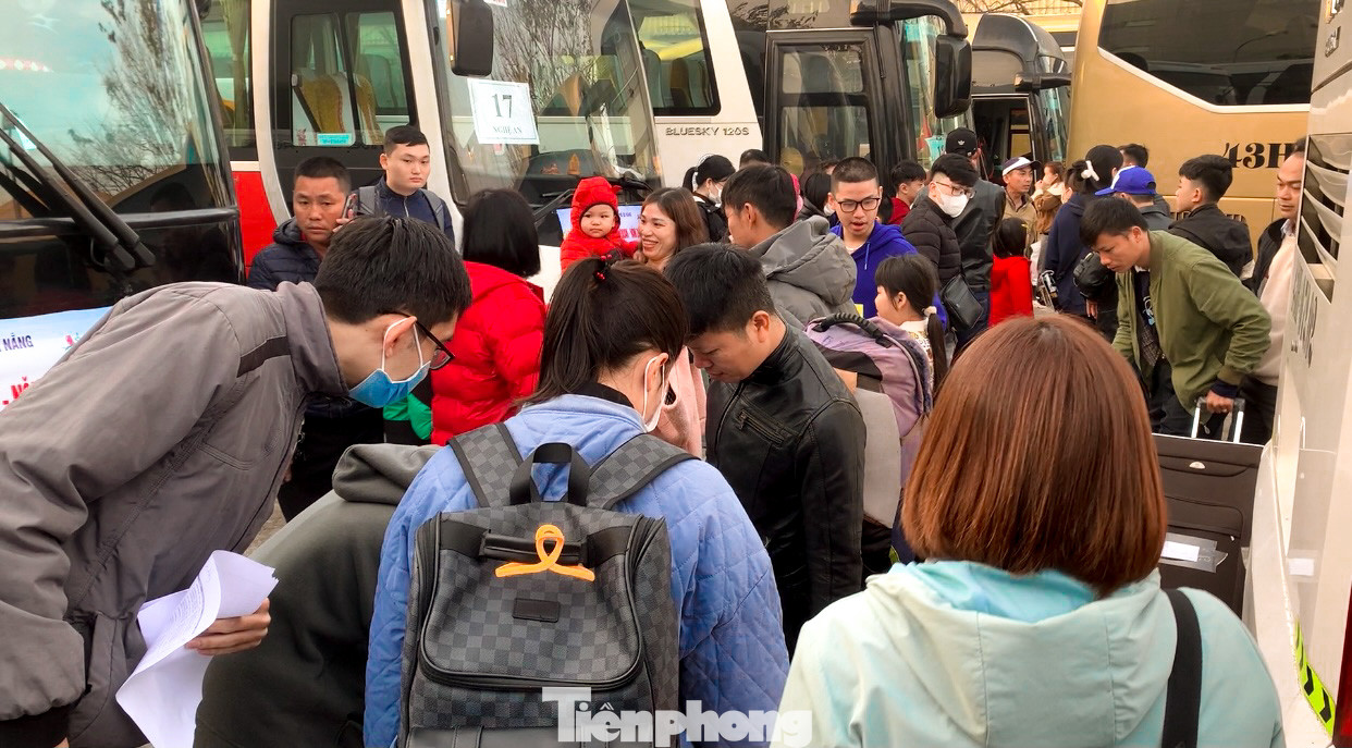 Ông Lê Văn Đại - Phó Chủ tịch Liên đoàn Lao động thành phố Đà Nẵng cho biết: Chuyến xe Công đoàn là chương trình được tổ chức thường niên vào mỗi năm. Trong sáng 24/1 có 13 chuyến xe đưa hơn 500 đoàn viên, công nhân lao động về quê trong dịp Tết năm nay. "Với mong muốn đưa người lao động về quê đón Tết một cách an toàn và chu đáo nhất để người lao động sau Tết quay lại, tiếp tục làm việc và cống hiến cho thành phố Đà Nẵng", ông Đại nói. Ông Lê Văn Đại - Phó Chủ tịch Liên đoàn Lao động thành phố Đà Nẵng cho biết: Chuyến xe Công đoàn là chương trình được tổ chức thường niên vào mỗi năm. Trong sáng 24/1 có 13 chuyến xe đưa hơn 500 đoàn viên, công nhân lao động về quê trong dịp Tết năm nay. "Với mong muốn đưa người lao động về quê đón Tết một cách an toàn và chu đáo nhất để người lao động sau Tết quay lại, tiếp tục làm việc và cống hiến cho thành phố Đà Nẵng", ông Đại nói.