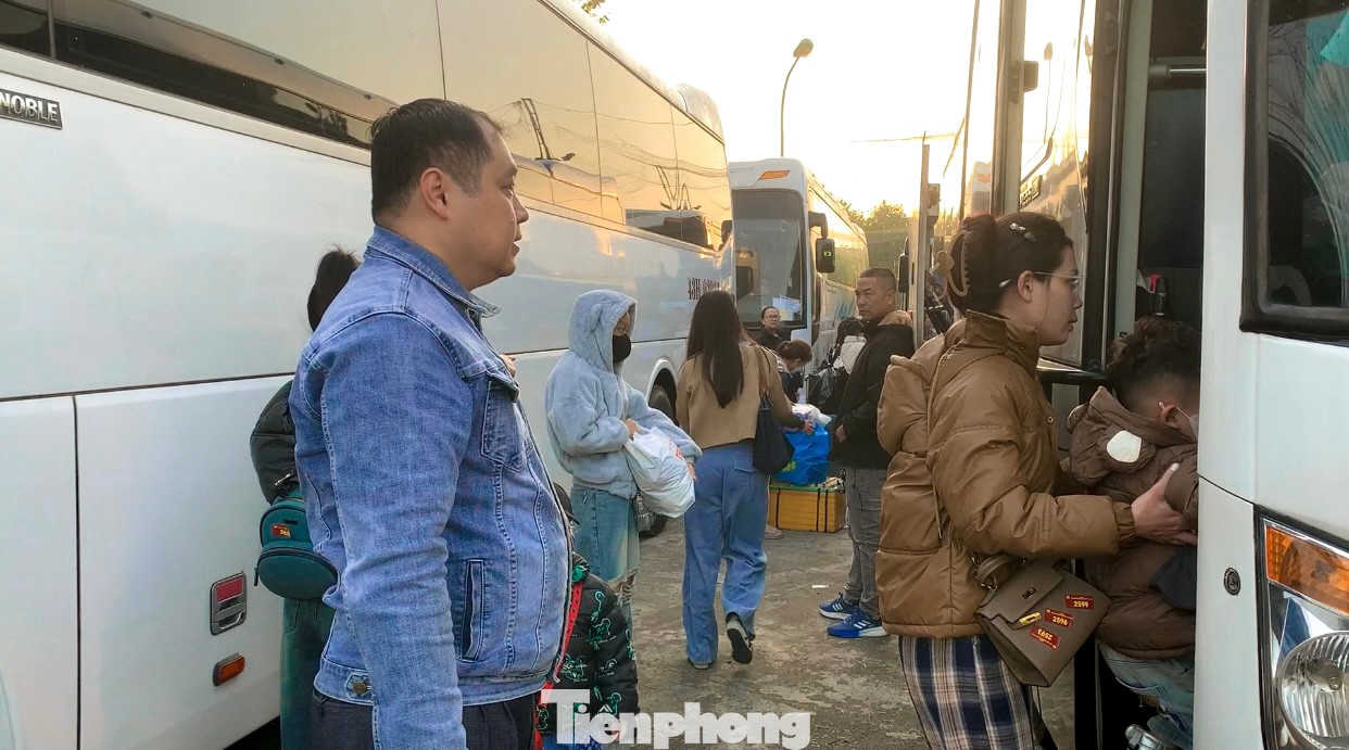 Người lao động tất bật lên xe để về quê ăn Tết. Người lao động tất bật lên xe để về quê ăn Tết.