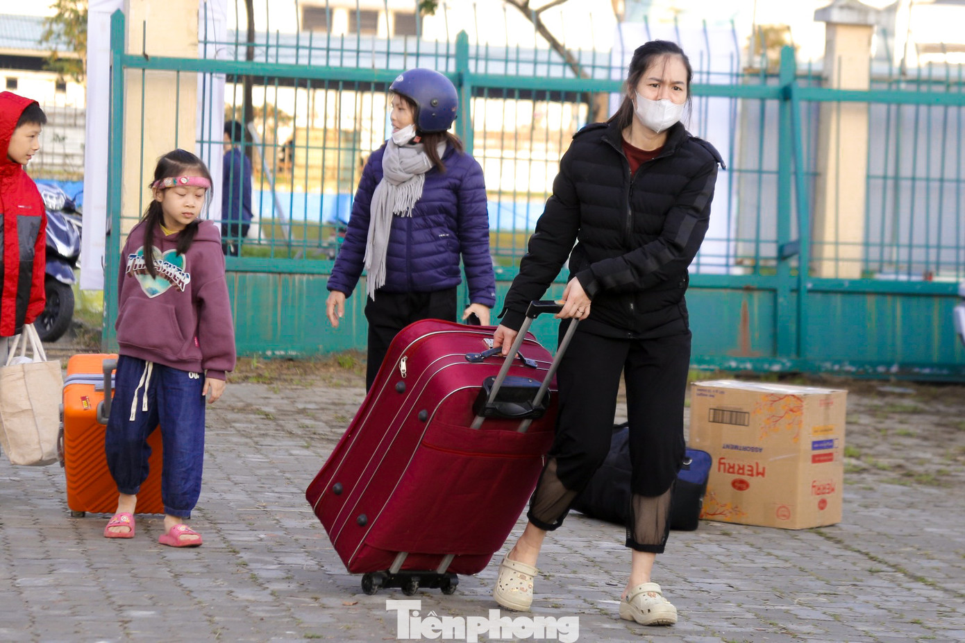 Sáng sớm 24/1, đông đảo người lao động tay xách nách mang đồ đạc đến khu vực xe để về quê. Sáng sớm 24/1, đông đảo người lao động tay xách nách mang đồ đạc đến khu vực xe để về quê.