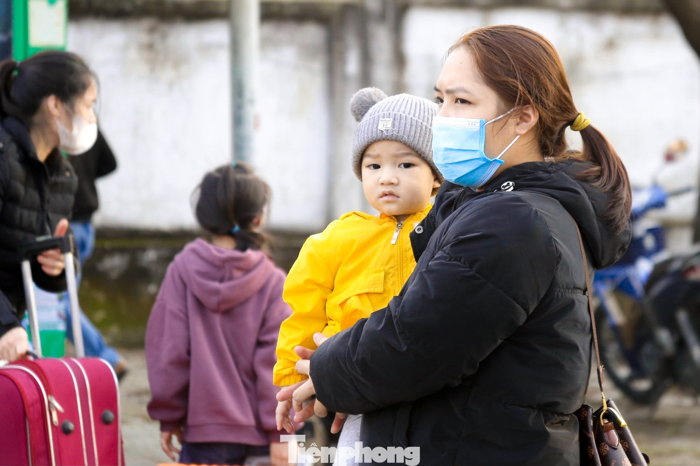 "Gia đình tôi vào đây sinh sống đã lâu, năm nay quyết định về quê để ăn Tết. Thật sự rất vui khi có vé xe về Tết như thế này, mình không cần phải lo lắng khi tìm đặt vé", chị Liêu Thị Thu Uyên (trú Quảng Bình) vui vẻ nói. "Gia đình tôi vào đây sinh sống đã lâu, năm nay quyết định về quê để ăn Tết. Thật sự rất vui khi có vé xe về Tết như thế này, mình không cần phải lo lắng khi tìm đặt vé", chị Liêu Thị Thu Uyên (trú Quảng Bình) vui vẻ nói.