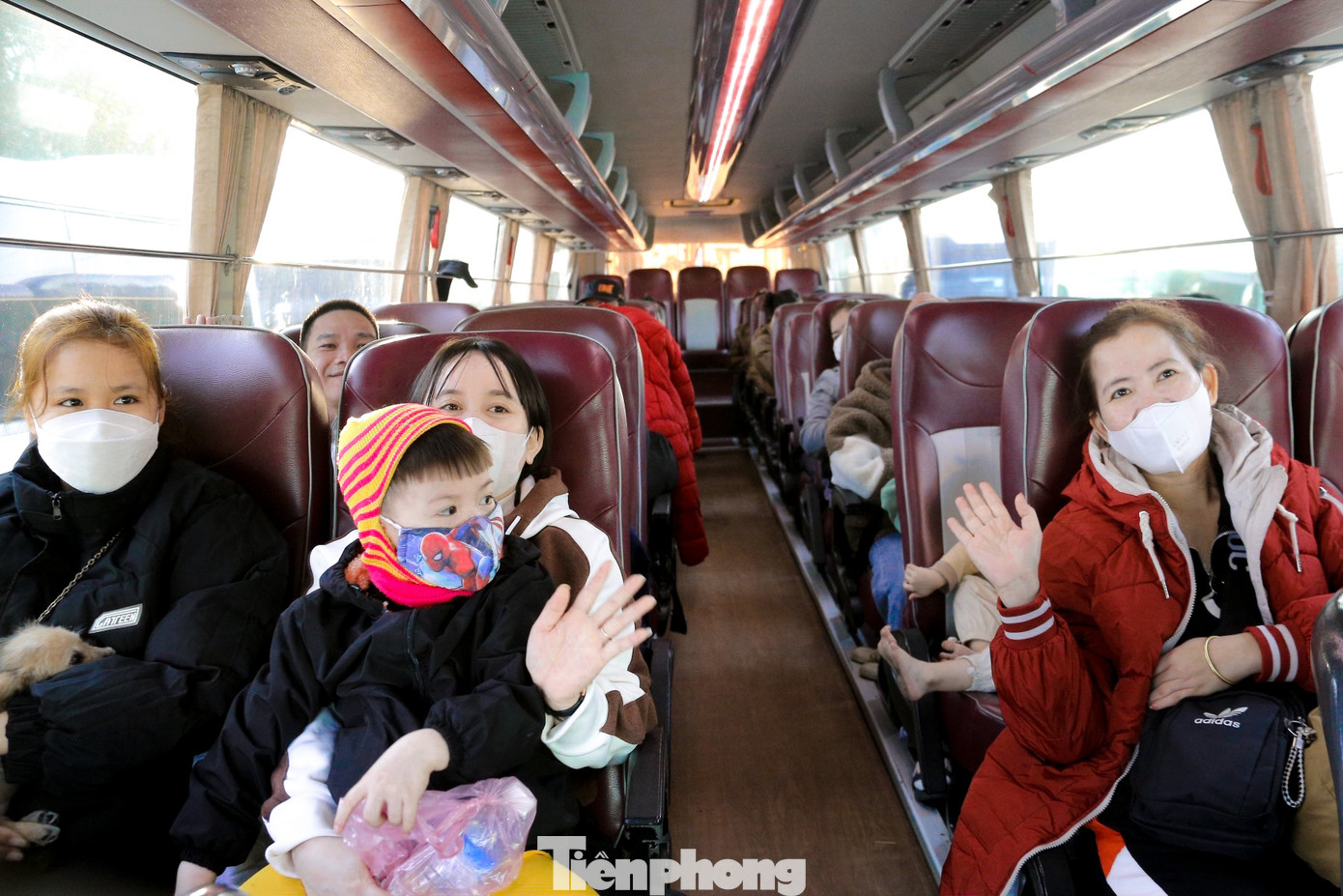 Chị Lê Thị Thúy (trú Quảng Trị) chia sẻ: "Đi làm cả năm chỉ mong những ngày Tết sum vầy cùng gia đình, nhưng việc đặt xe về quê cận Tết thật sự rất khó khăn. Rất may mắn và hạnh phúc khi Công đoàn quan tâm đến công nhân chúng tôi như vậy, tôi cảm thấy rất ấm áp." Chị Lê Thị Thúy (trú Quảng Trị) chia sẻ: "Đi làm cả năm chỉ mong những ngày Tết sum vầy cùng gia đình, nhưng việc đặt xe về quê cận Tết thật sự rất khó khăn. Rất may mắn và hạnh phúc khi Công đoàn quan tâm đến công nhân chúng tôi như vậy, tôi cảm thấy rất ấm áp."