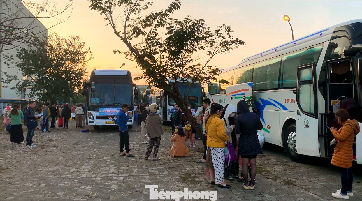 Với lộ trình phía Nam đến tỉnh Khánh Hòa, phía Bắc đến tỉnh Thanh Hóa và Tây Nguyên đến tỉnh Đắk Lắk, năm nay, chương trình “Chuyến xe Công đoàn” tiếp tục được LĐLĐ thành phố tổ chức từ 23 đến 27 (24 đến 28 tháng Chạp) để đưa 3.599 đoàn viên, người lao động khó khăn về quê đón Tết bên gia đình và người thân. Mỗi đoàn viên, người lao động tham gia chuyến xe sẽ được hỗ trợ một bữa ăn trị giá 100.000đ/người. Với lộ trình phía Nam đến tỉnh Khánh Hòa, phía Bắc đến tỉnh Thanh Hóa và Tây Nguyên đến tỉnh Đắk Lắk, năm nay, chương trình “Chuyến xe Công đoàn” tiếp tục được LĐLĐ thành phố tổ chức từ 23 đến 27 (24 đến 28 tháng Chạp) để đưa 3.599 đoàn viên, người lao động khó khăn về quê đón Tết bên gia đình và người thân. Mỗi đoàn viên, người lao động tham gia chuyến xe sẽ được hỗ trợ một bữa ăn trị giá 100.000đ/người.