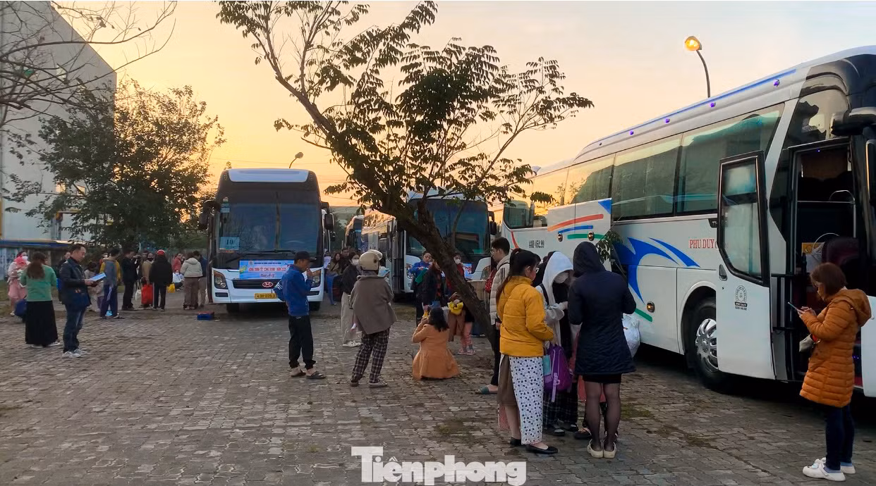Với lộ trình phía Nam đến tỉnh Khánh Hòa, phía Bắc đến tỉnh Thanh Hóa và Tây Nguyên đến tỉnh Đắk Lắk, năm nay, chương trình “Chuyến xe Công đoàn” tiếp tục được LĐLĐ thành phố tổ chức từ 23 đến 27 (24 đến 28 tháng Chạp) để đưa 3.599 đoàn viên, người lao động khó khăn về quê đón Tết bên gia đình và người thân. Mỗi đoàn viên, người lao động tham gia chuyến xe sẽ được hỗ trợ một bữa ăn trị giá 100.000đ/người. Với lộ trình phía Nam đến tỉnh Khánh Hòa, phía Bắc đến tỉnh Thanh Hóa và Tây Nguyên đến tỉnh Đắk Lắk, năm nay, chương trình “Chuyến xe Công đoàn” tiếp tục được LĐLĐ thành phố tổ chức từ 23 đến 27 (24 đến 28 tháng Chạp) để đưa 3.599 đoàn viên, người lao động khó khăn về quê đón Tết bên gia đình và người thân. Mỗi đoàn viên, người lao động tham gia chuyến xe sẽ được hỗ trợ một bữa ăn trị giá 100.000đ/người.