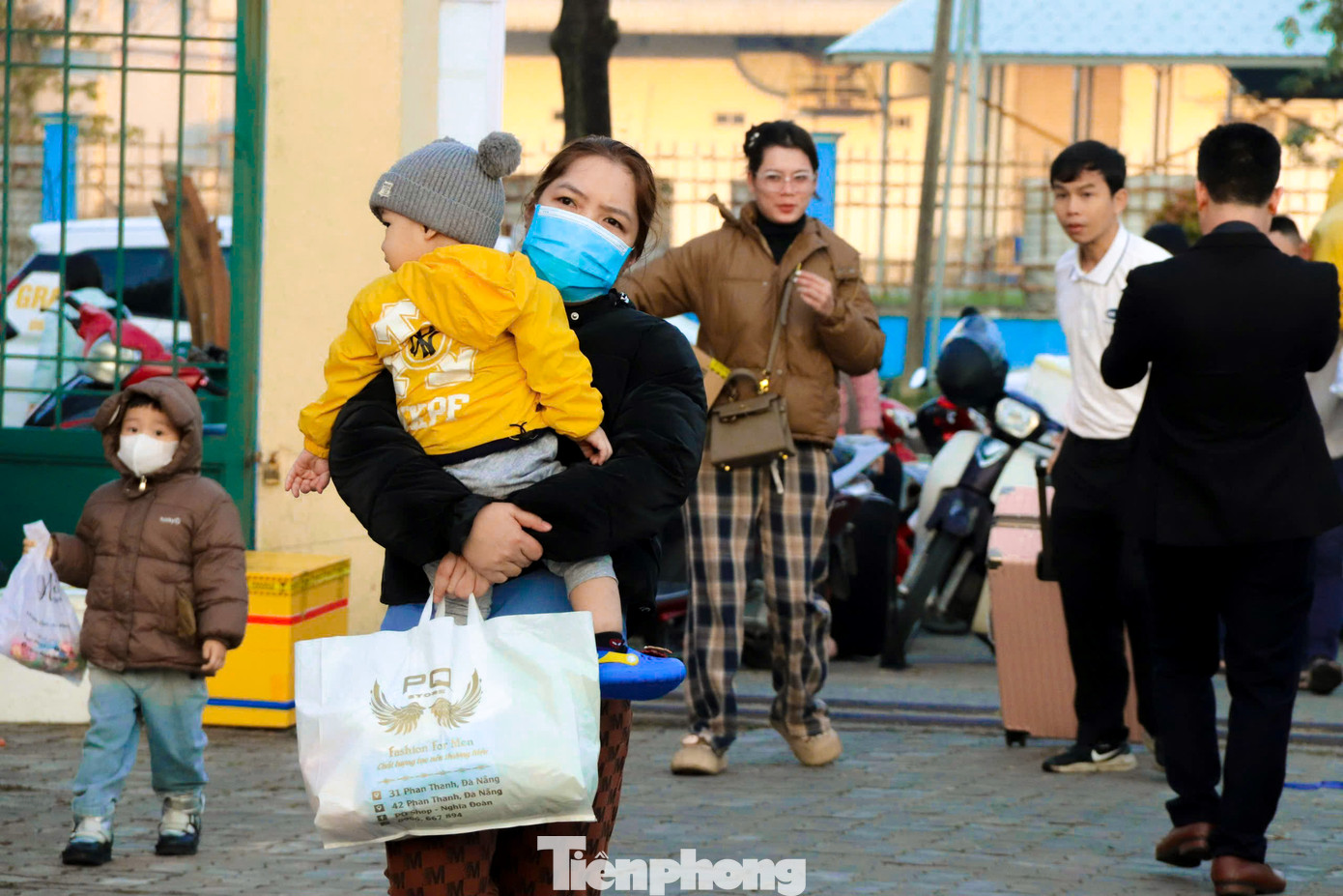 Sáng sớm 24/1, đông đảo người lao động tay xách nách mang đồ đạc đến khu vực xe để về quê. Sáng sớm 24/1, đông đảo người lao động tay xách nách mang đồ đạc đến khu vực xe để về quê.