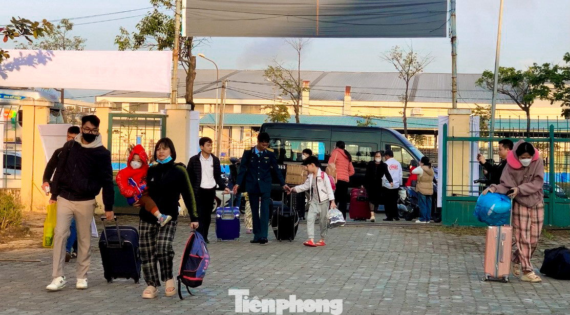 Trong Chương trình “Hành trình Tết Công đoàn – Xuân 2025”, sáng 24/01 (25 tháng Chạp), tại Trung tâm Văn hóa Thể thao công nhân Khu công nghiệp Hòa Khánh, 13 chuyến xe trong tổng số 89 “Chuyến xe Công đoàn” do Liên đoàn Lao động (LĐLĐ) thành phố tổ chức đã khởi hành, đưa đoàn viên, người lao động về quê đón Tết. Trong Chương trình “Hành trình Tết Công đoàn – Xuân 2025”, sáng 24/01 (25 tháng Chạp), tại Trung tâm Văn hóa Thể thao công nhân Khu công nghiệp Hòa Khánh, 13 chuyến xe trong tổng số 89 “Chuyến xe Công đoàn” do Liên đoàn Lao động (LĐLĐ) thành phố tổ chức đã khởi hành, đưa đoàn viên, người lao động về quê đón Tết.