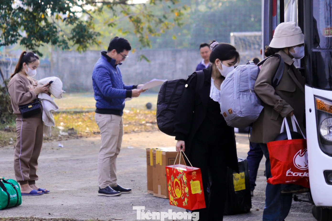 Người lao động tất bật lên xe để về quê ăn Tết. Người lao động tất bật lên xe để về quê ăn Tết.