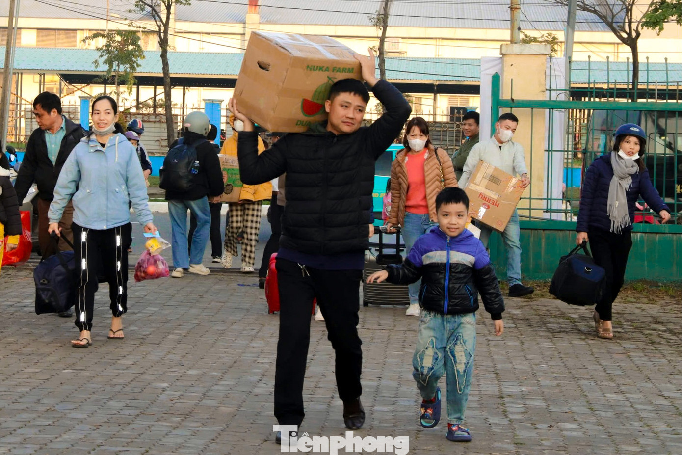 Sáng sớm 24/1, đông đảo người lao động tay xách nách mang đồ đạc đến khu vực xe để về quê. Sáng sớm 24/1, đông đảo người lao động tay xách nách mang đồ đạc đến khu vực xe để về quê.