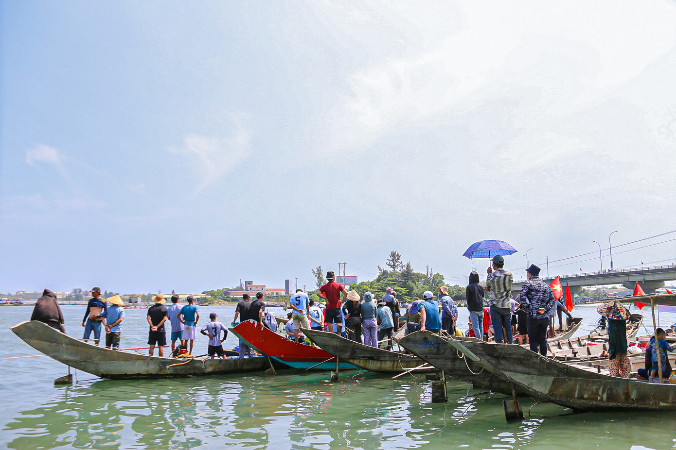 Hàng nghìn người tập trung hai bên đầm Lập An để cổ vũ các đội đua. Có người trèo lên cây, mạn thuyền để dễ dàng quan sát các đội thi đấu.