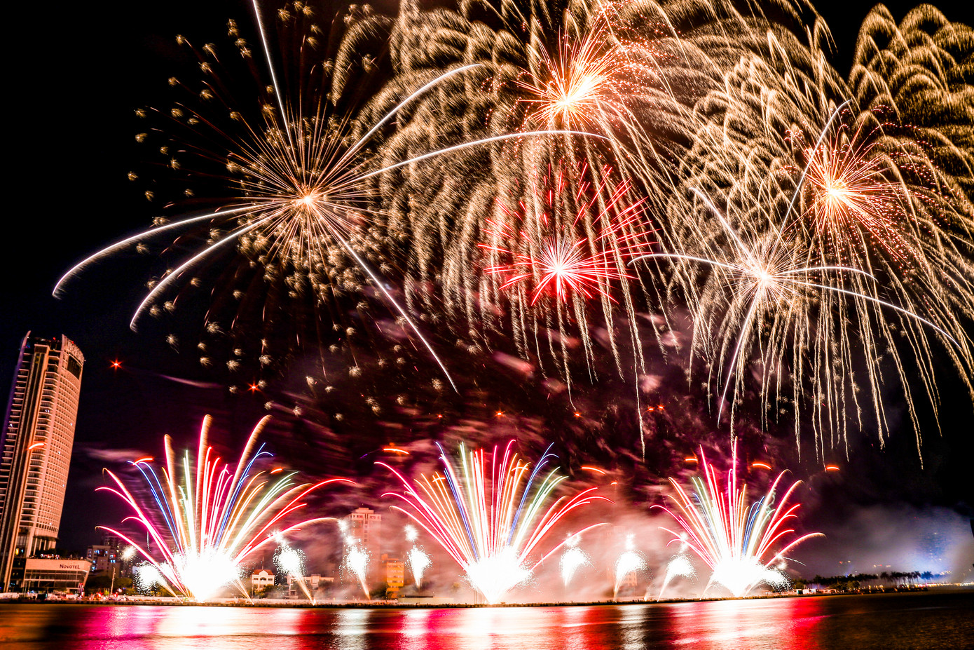 Bầu trời sông Hàn rực rỡ trong đêm với màn pháo hoa của đội Anh.