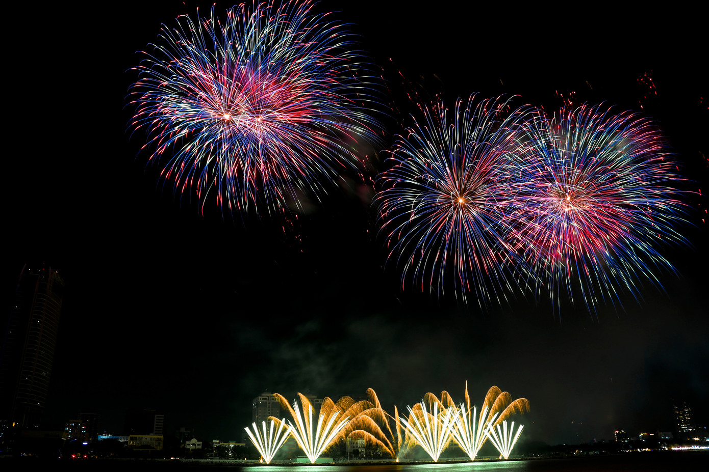Pháo hoa rực rỡ.