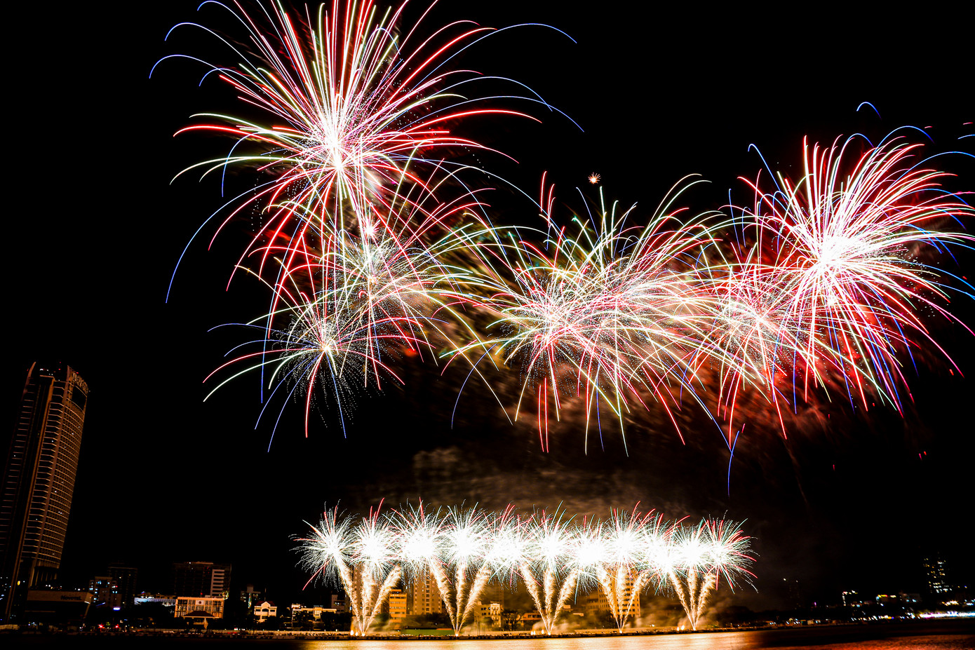 Pháo hoa rực rỡ.