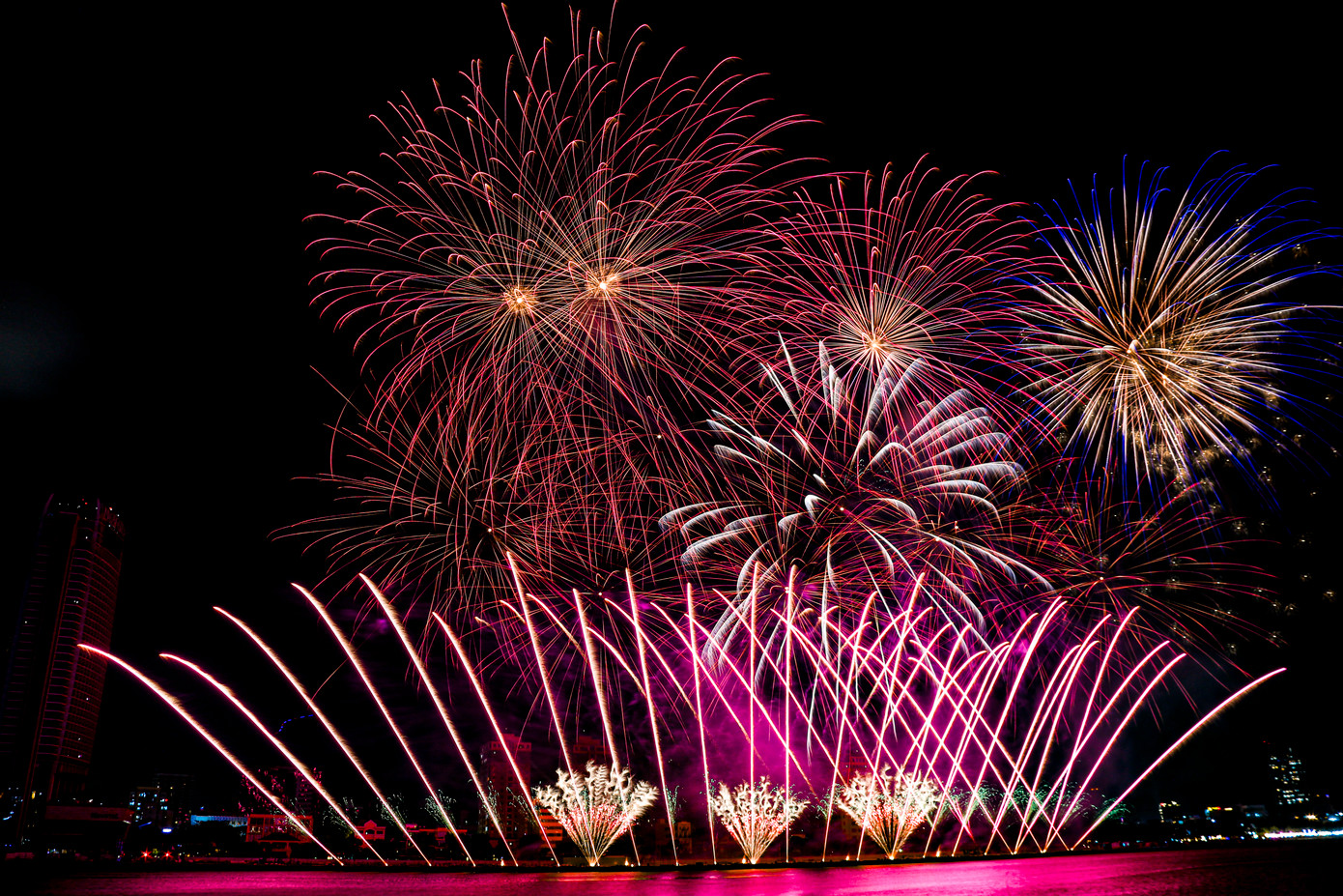 Những màn pháo hóa rực trời khiến khán giả đầy phấn khích.