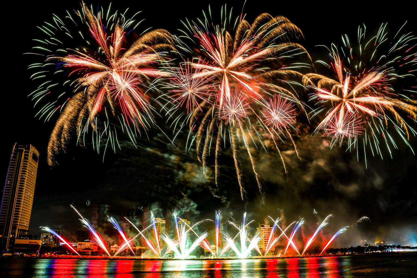 Bầu trời sông Hàn rực rỡ trong đêm với màn pháo hoa của đội Anh.