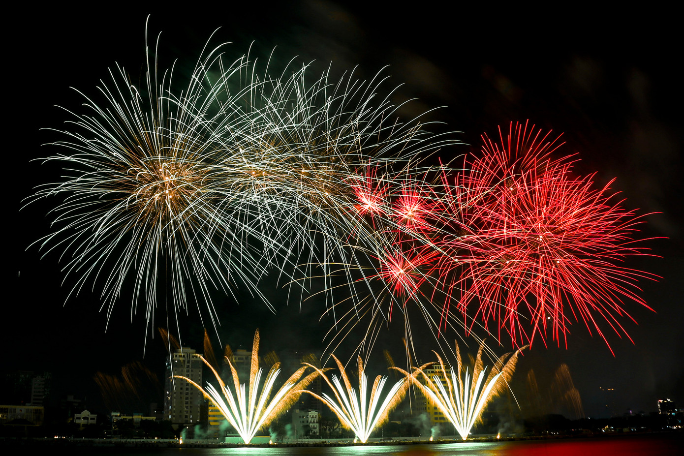 Những màn pháo hóa rực trời khiến khán giả đầy phấn khích.